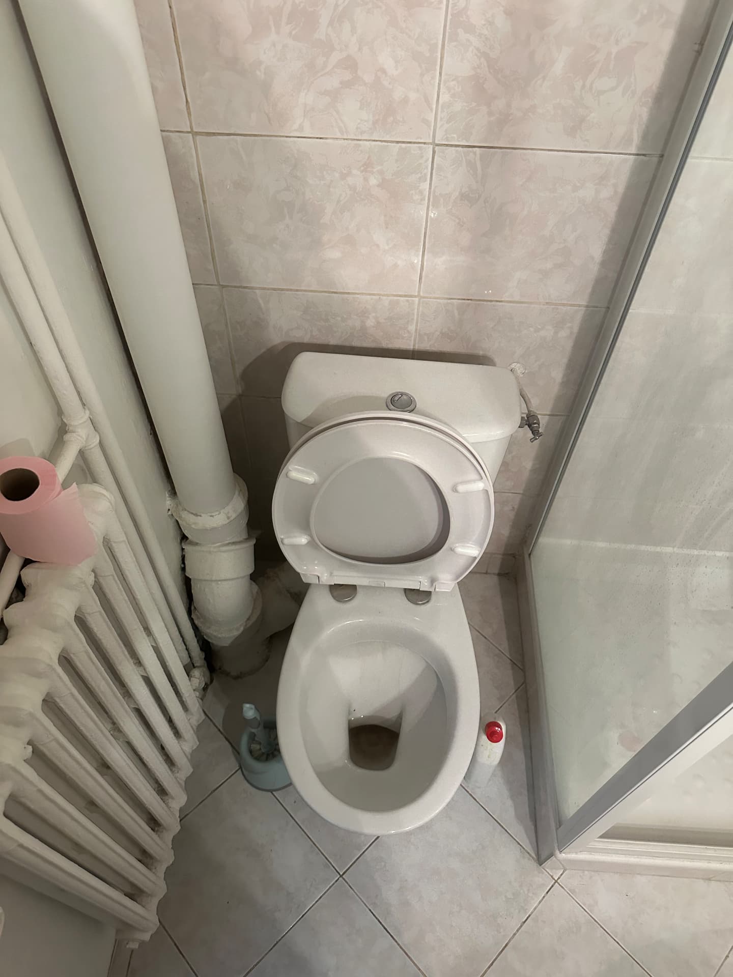 WC à évacuation lente dans une salle d'eau d'immeuble ancien — Neuilly-sur-Seine