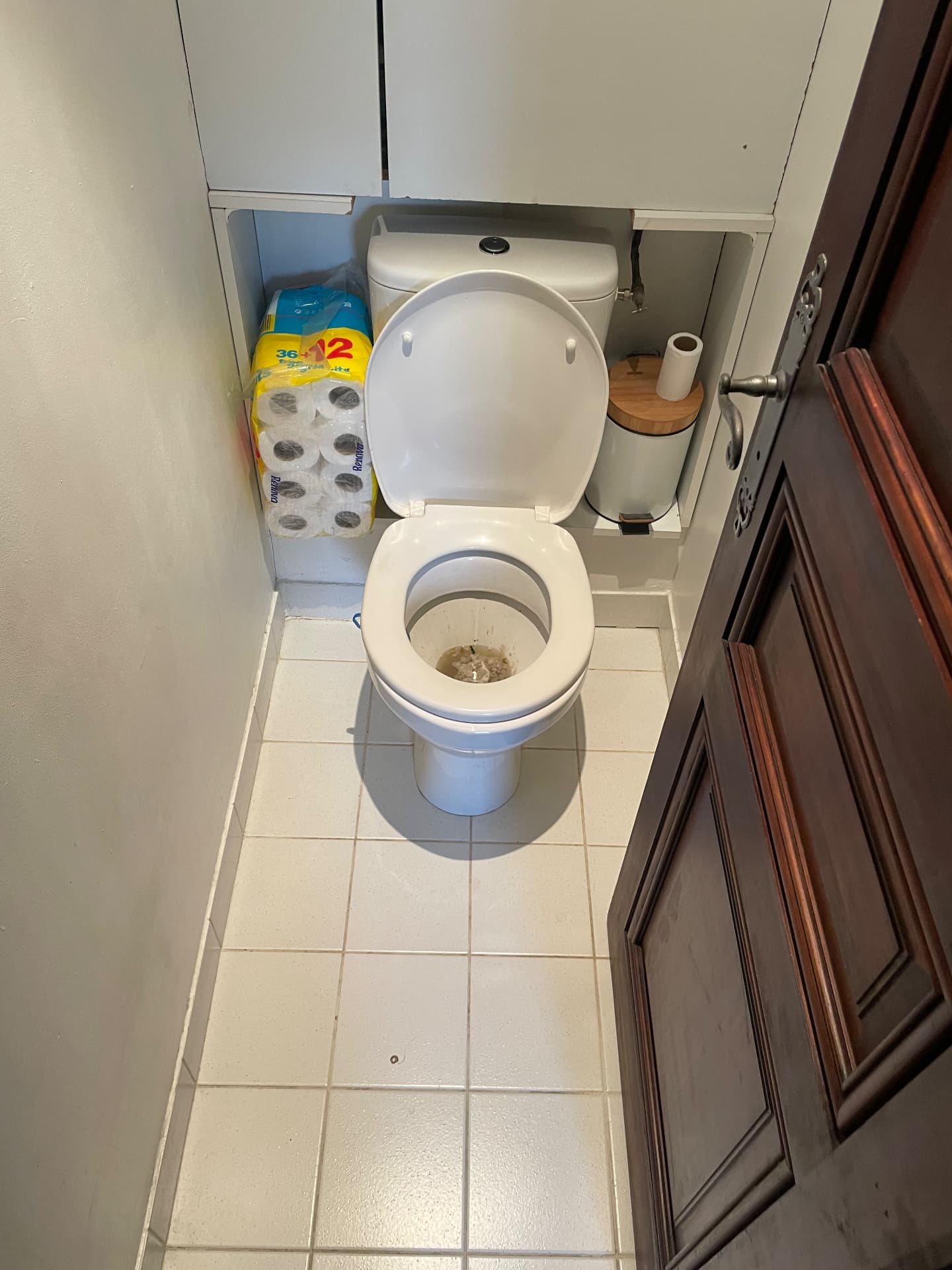 WC bouché dans des toilettes d'appartement avant intervention — Paris 15ᵉ