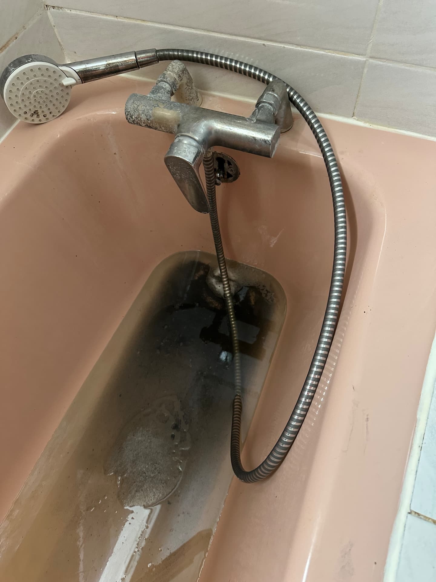 Baignoire dont l'évacuation est bouchée par des eaux stagnantes — Massy