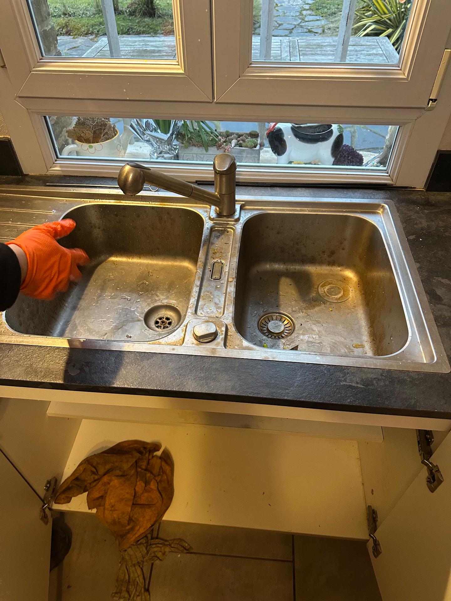 Technicien GIC inspectant un évier double bac bouché en cuisine — Paris 11ᵉ